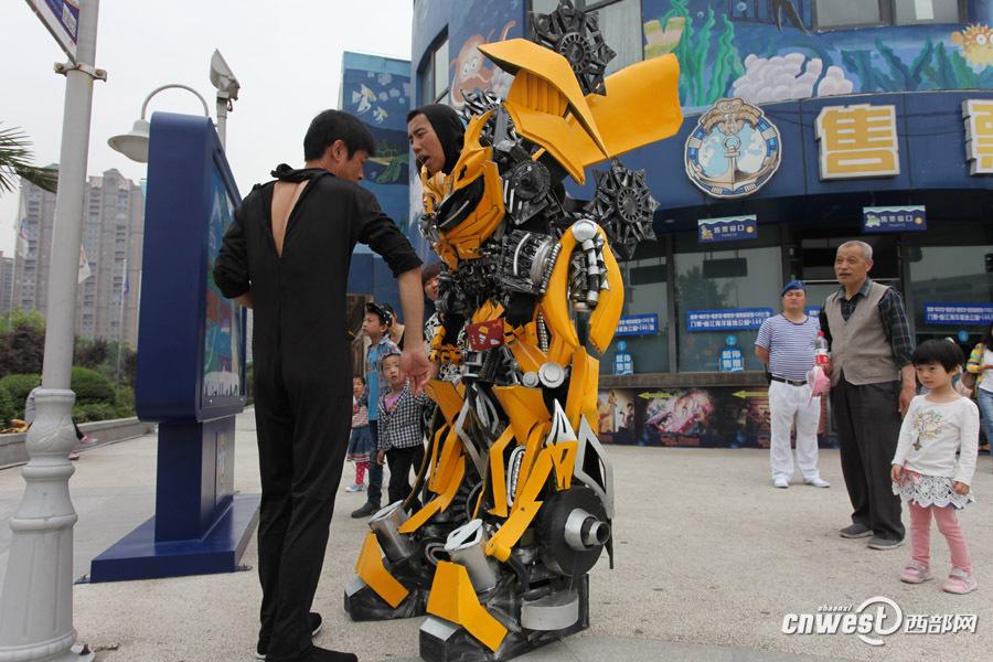 西安街头真人版变形金刚 60斤盔甲累坏演员[4