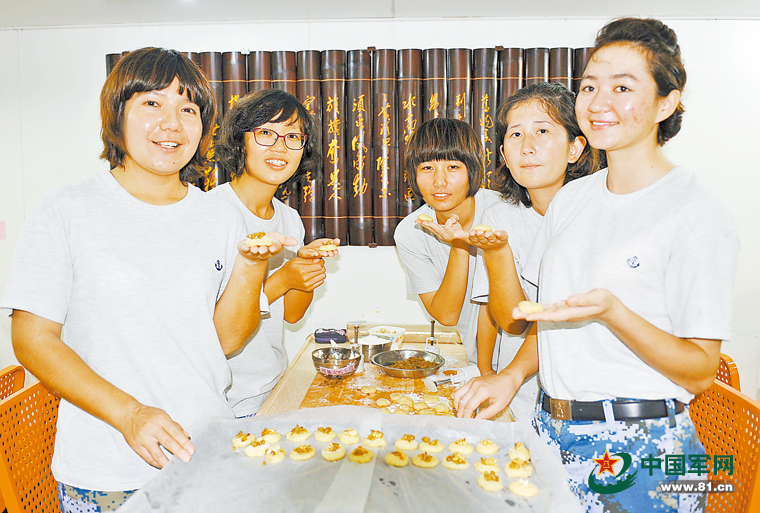 海军首批维族女兵今朝风采 漂亮又能干