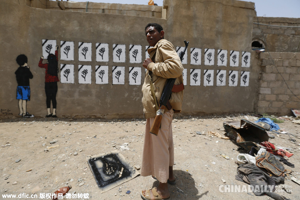 也门艺术家绘制涂鸦悼念空袭遇难者
