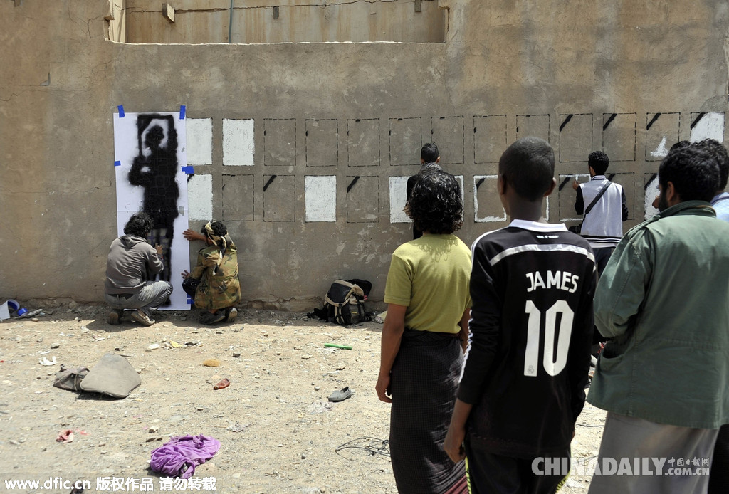 也门艺术家绘制涂鸦悼念空袭遇难者