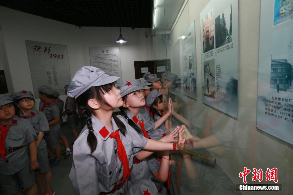 郑州小学生着红军服参观抗战展