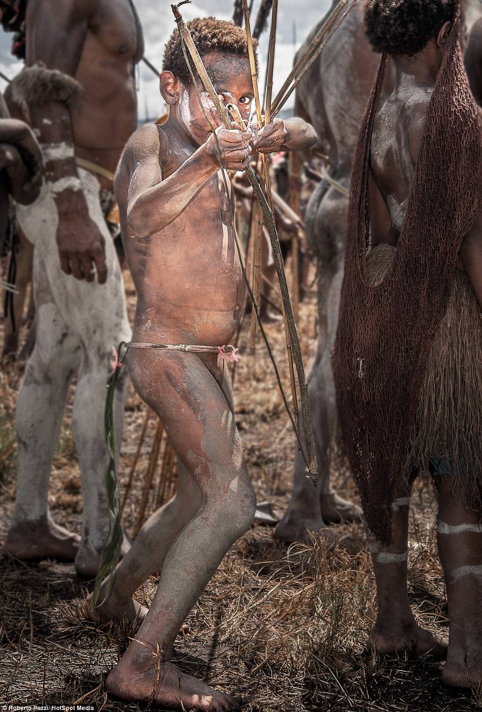 与世隔绝的印尼部落：以矛捕猎杀猪庆婚