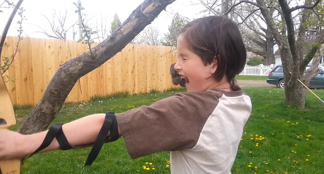 美国小男孩用弓箭为自己拔牙笑坏网友