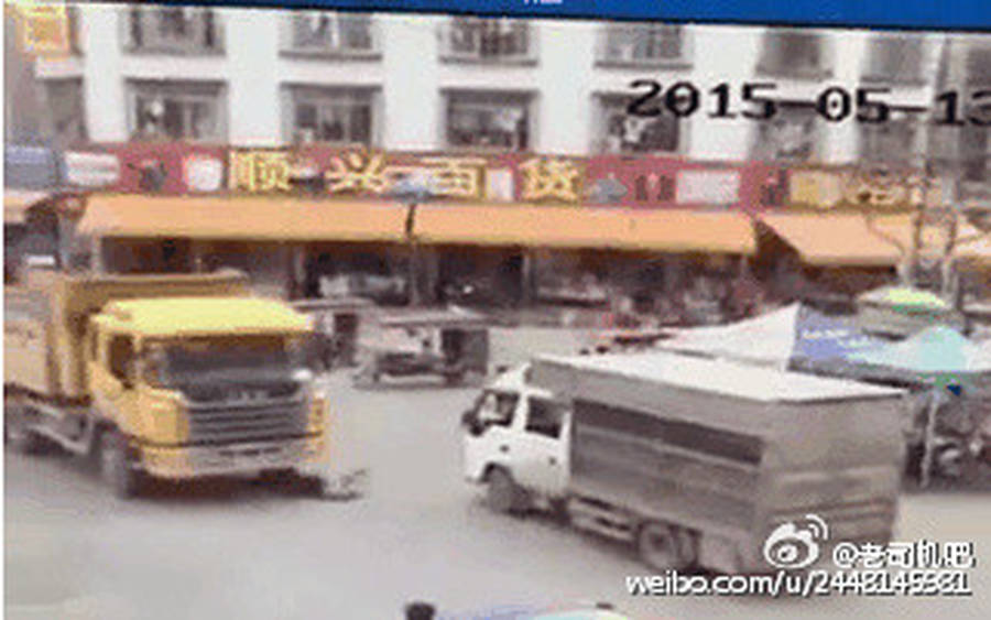 广东：女生走路打手机遭货车碾爆头