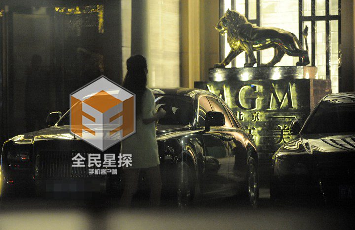 冯绍峰夜会嫩模疑交新欢 模特出身演员兼歌手