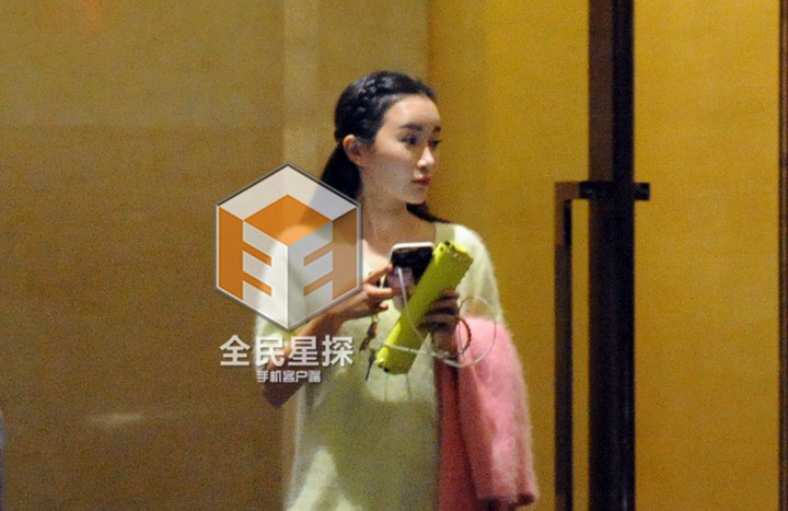 冯绍峰夜会嫩模疑交新欢 模特出身演员兼歌手