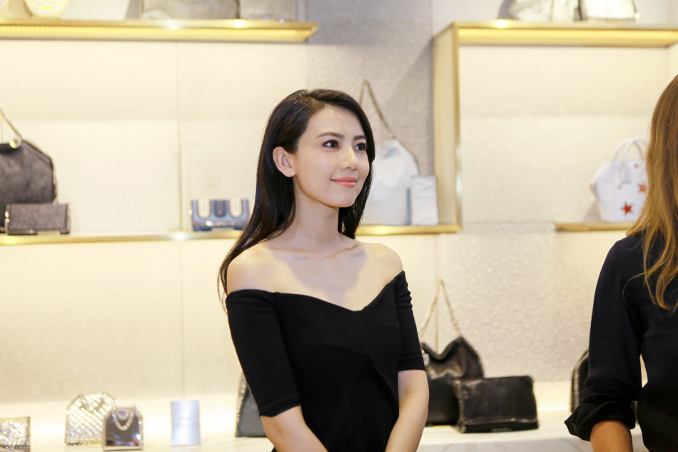 高圆圆露肩装性感优雅 线条优美韵味十足