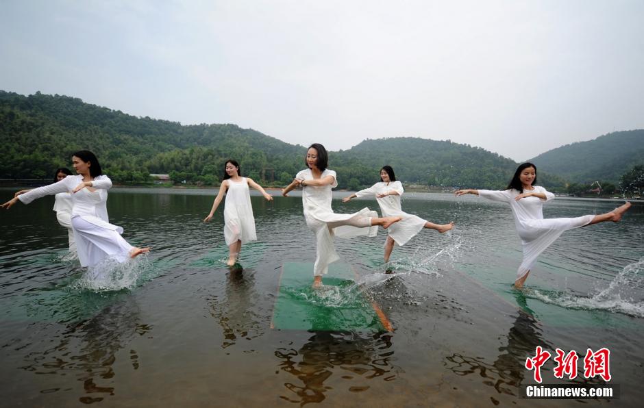 长沙瑜伽达人上演水上瑜伽 秀优美身段