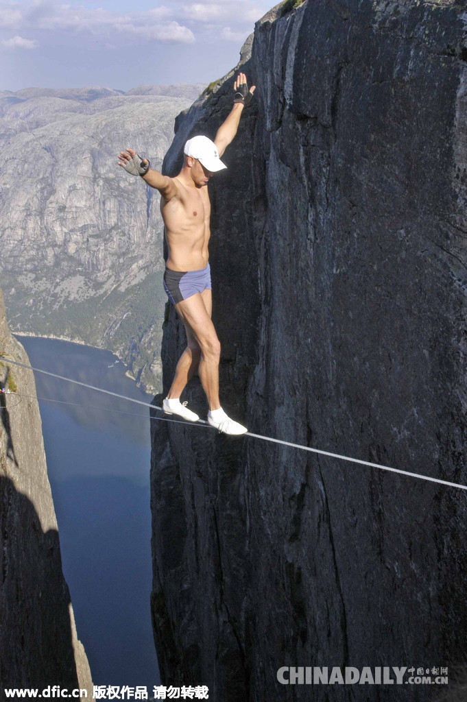 挪威表演艺术家生死挑战 在世界之巅表演平衡倒立