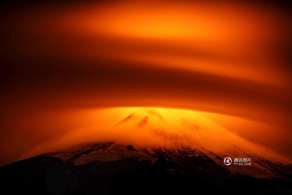 智利火山喷发染红巨大伞状云