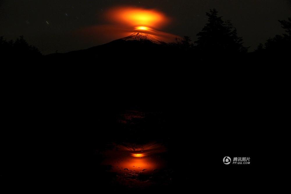 智利火山喷发染红巨大伞状云