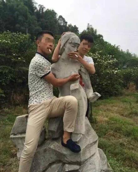 四川宜宾景区妇女雕像遭男子搂抱摸胸