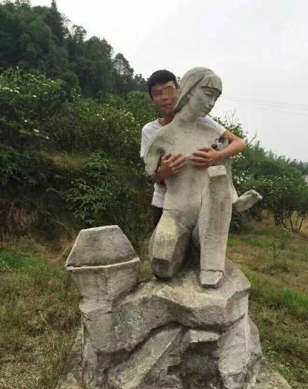 四川宜宾景区妇女雕像遭男子搂抱摸胸