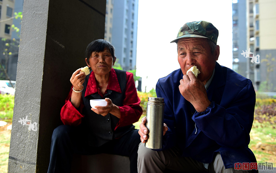 肢残夫妇照顾智残哥哥半世纪