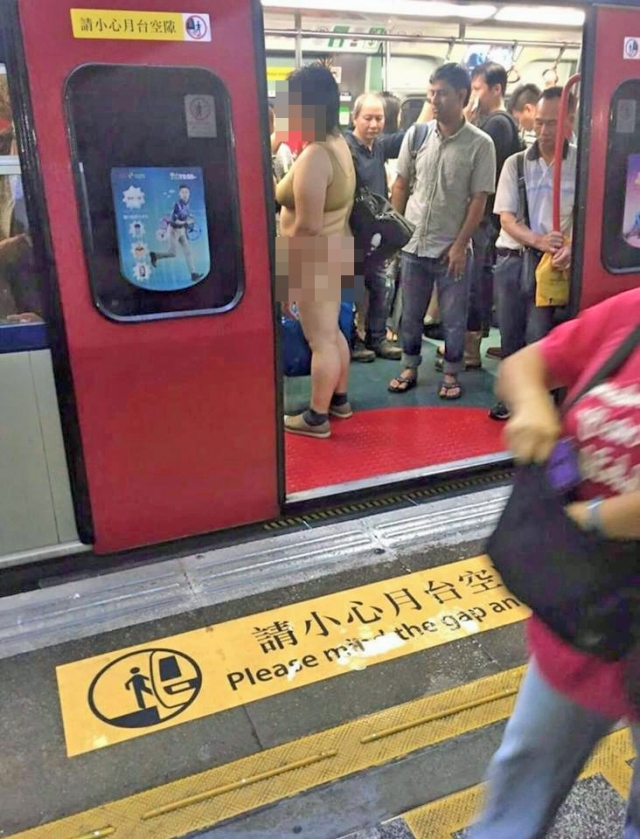 女子湿身搭地铁仅穿文胸 盘点地铁上的奇葩