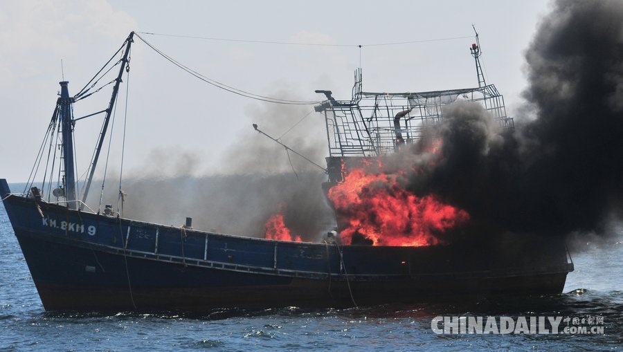 印尼海军炸毁非法捕鱼外国渔船 含中国船只