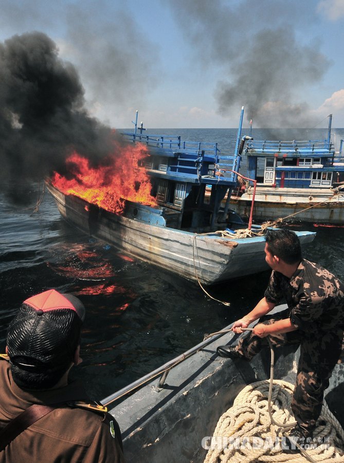 印尼海军炸毁非法捕鱼外国渔船 含中国船只