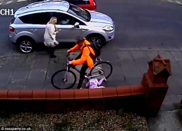 女孩被自行车拖行4米