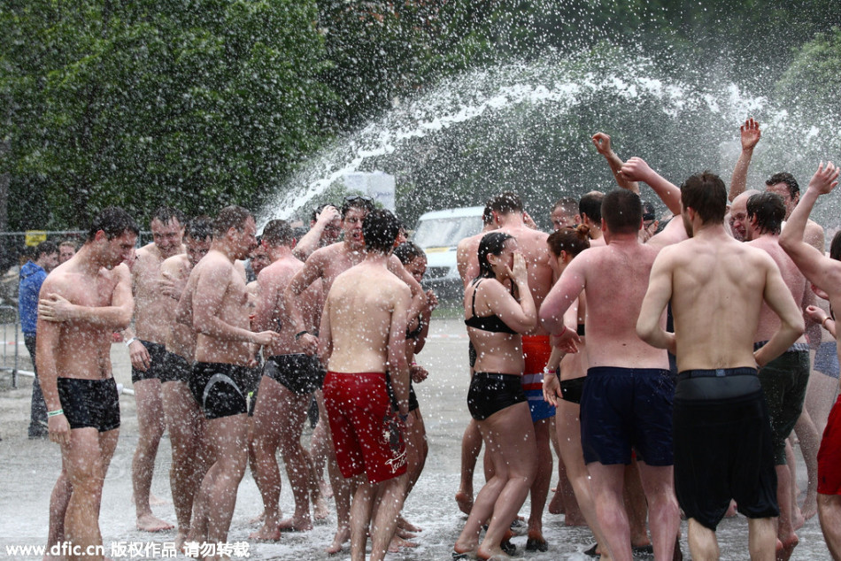 波兰大学生洗群澡 欲打破吉尼斯世界纪录
