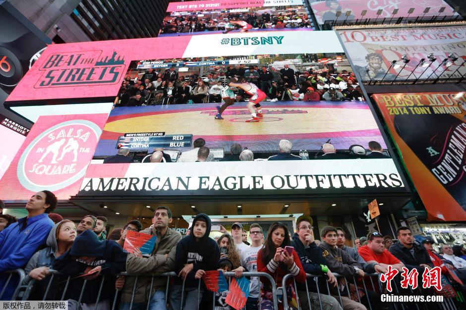 纽约时代广场变身摔跤场 美古大战众人围观