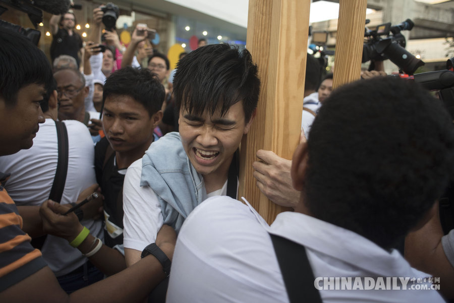 <SPAN>泰国军政府掌权1周年 学生示威遭逮捕</SPAN>