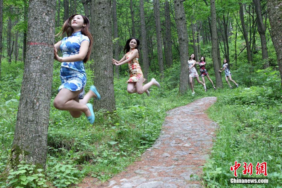 女大学生穿旗袍公园演绎“漂浮女孩”