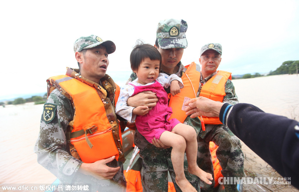 江西赣州：记者半身淹没洪水中拍照“蛮拼的”