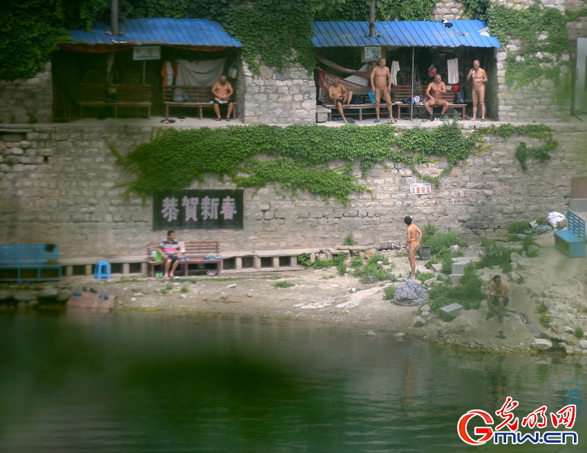 济南：40多名男子裸泳 砚池泉成“女性禁区”