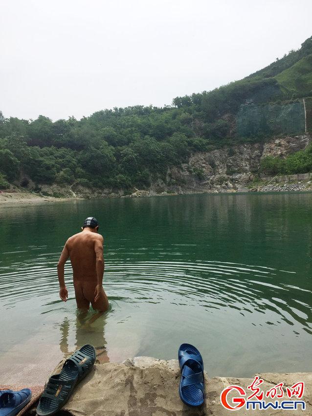 济南：40多名男子裸泳 砚池泉成“女性禁区”