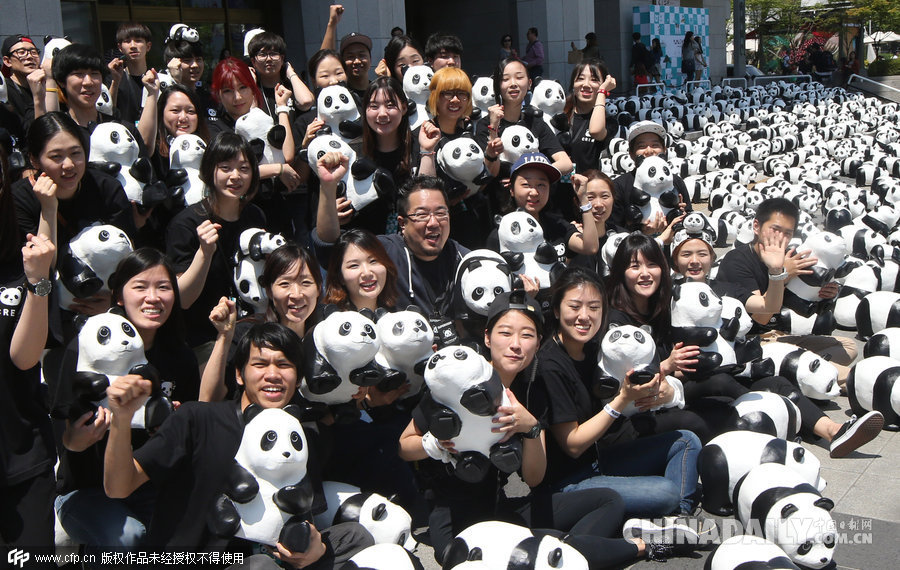 法国艺术家创作千余只熊猫玩偶亮相首尔 