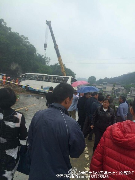 湖南一旅游大巴侧翻 载50余名乘客致已致6死