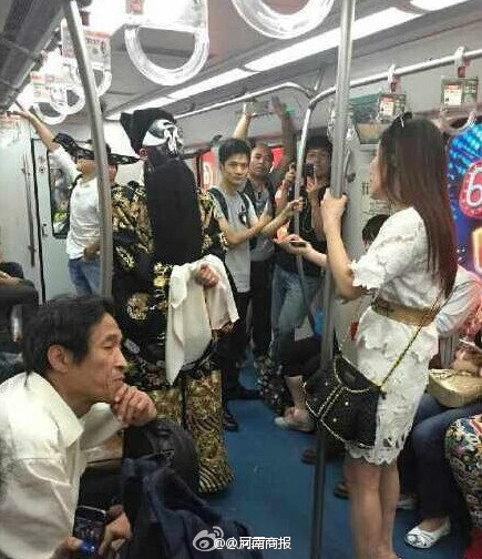 “包公”进地铁与乘客生口角