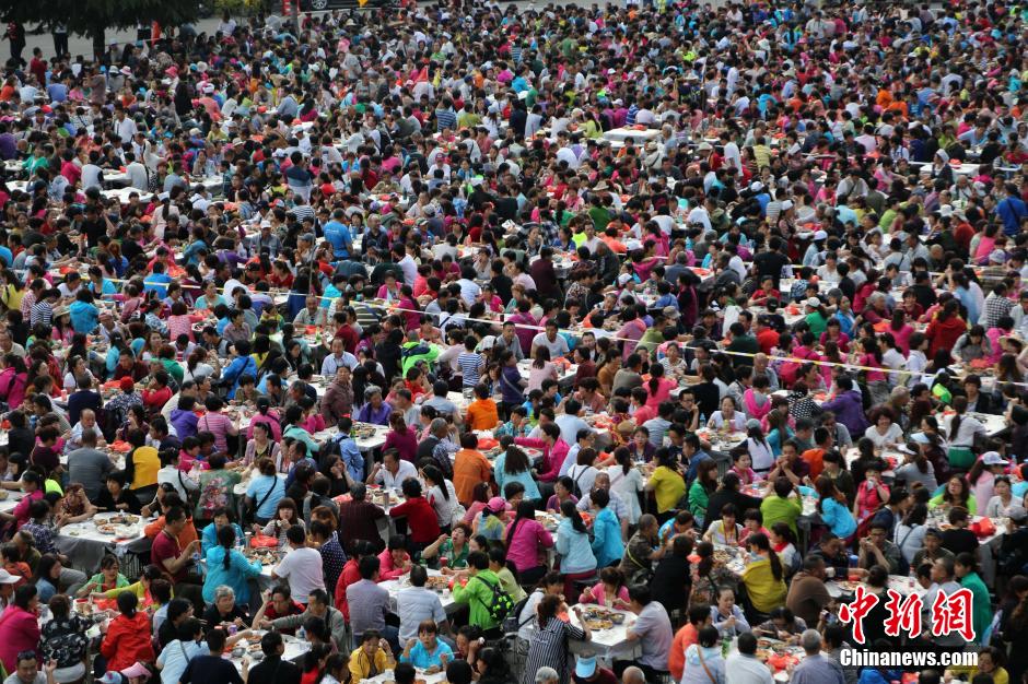 河南老君山6000人同吃“大锅饭”