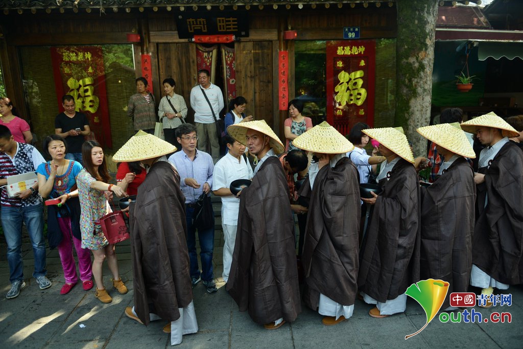 杭州六百余僧人托钵行脚 一路慈善募捐