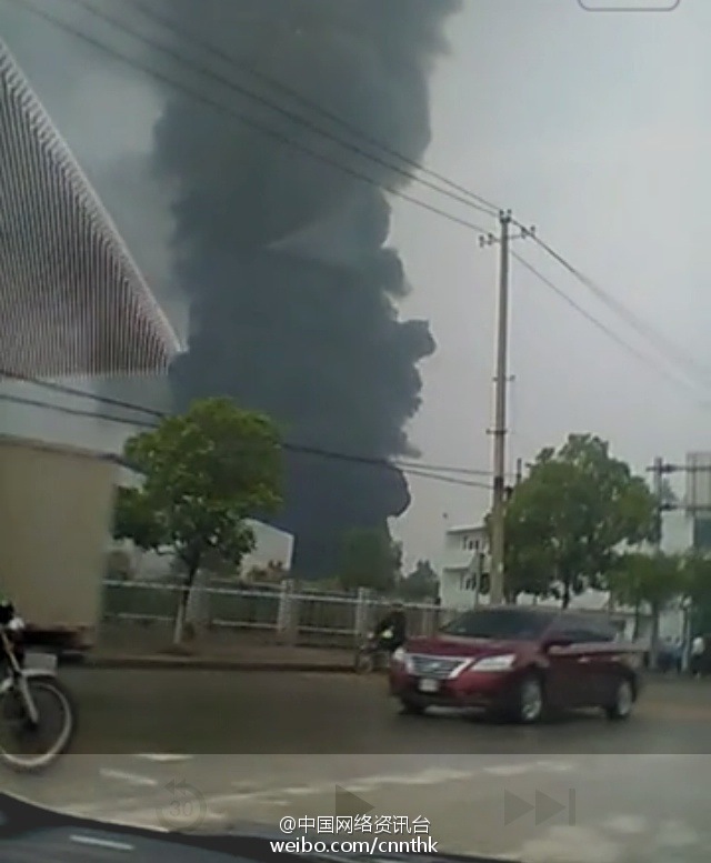 江西赣县工业园一化工厂发生火灾 浓烟冲天