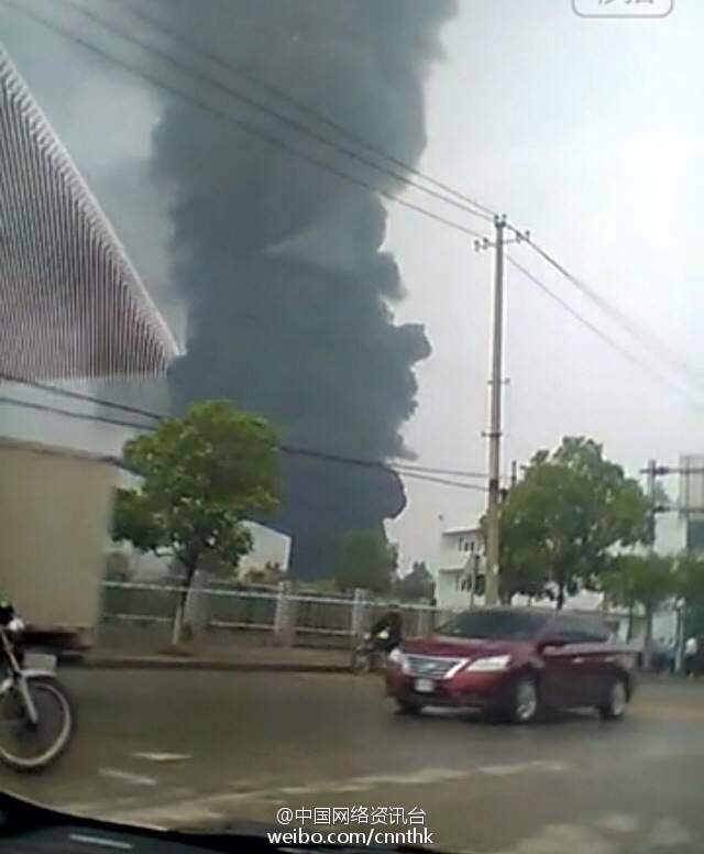 江西赣县工业园一化工厂发生火灾 浓烟冲天