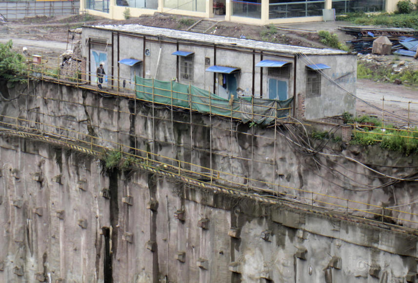 重庆一临时农民工住房搭建在25米深“大坑”边