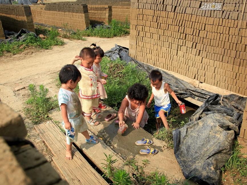图片故事：窑工和他们的孩子
