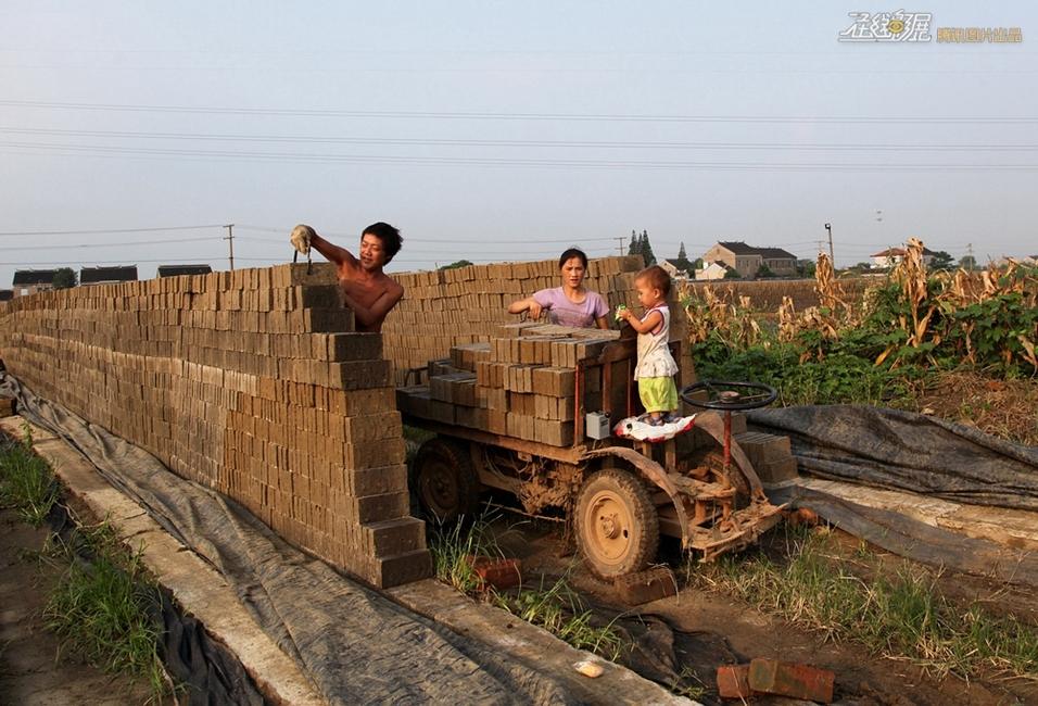 图片故事：窑工和他们的孩子