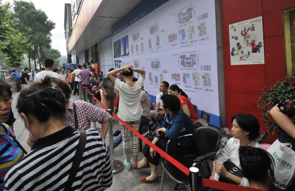 棚户区征收选房市民提前一天排队