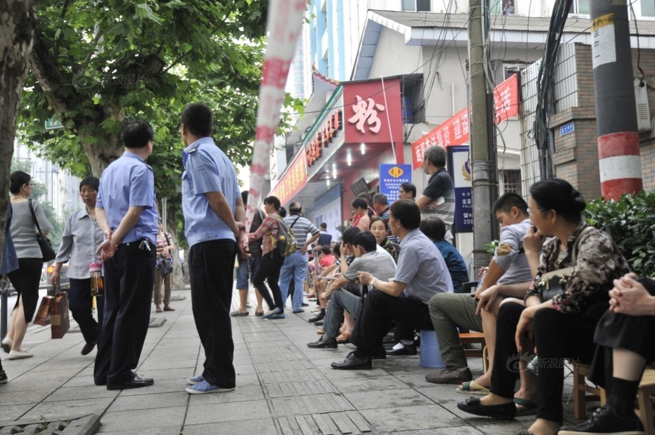 棚户区征收选房市民提前一天排队