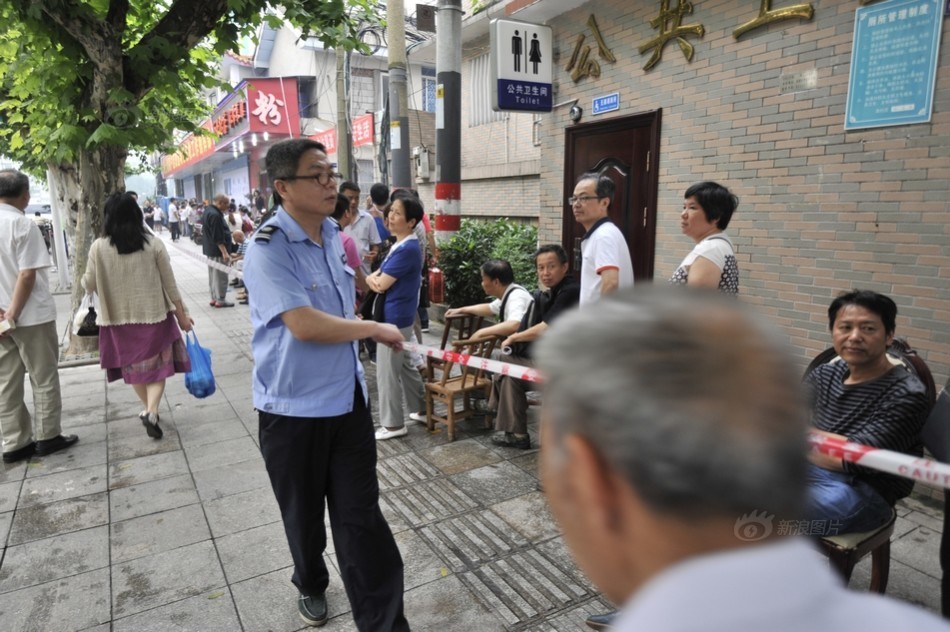 棚户区征收选房市民提前一天排队