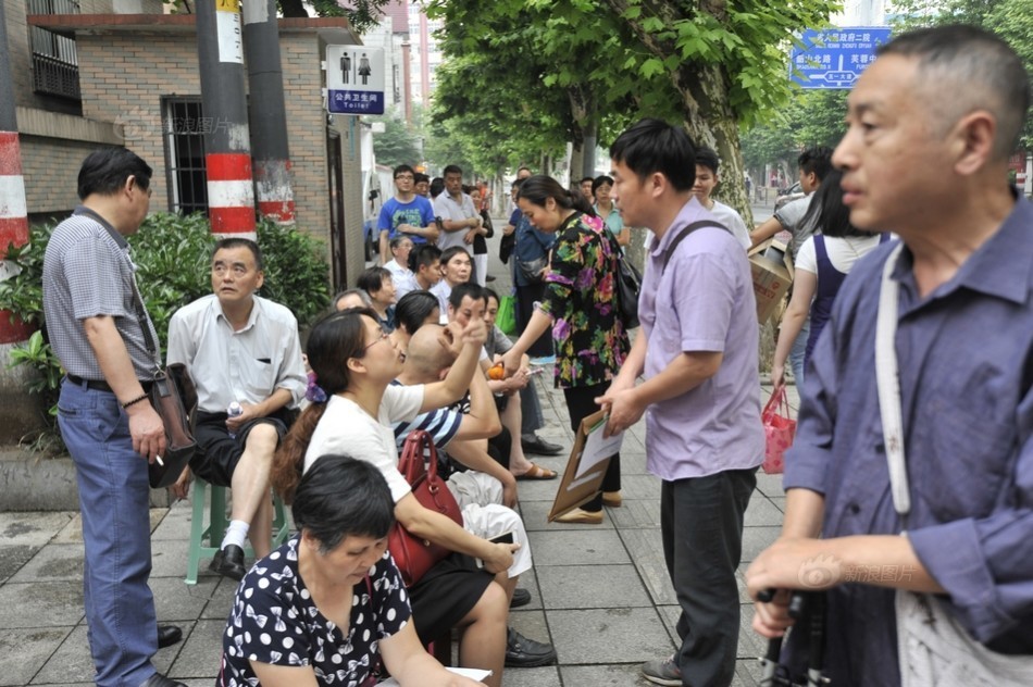 棚户区征收选房市民提前一天排队
