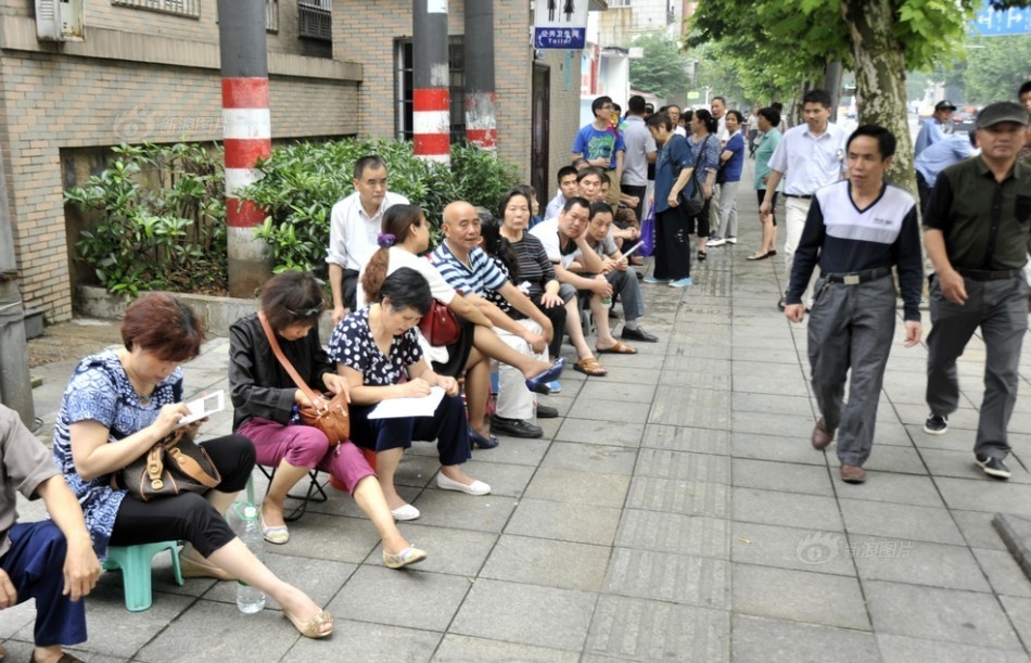 棚户区征收选房市民提前一天排队