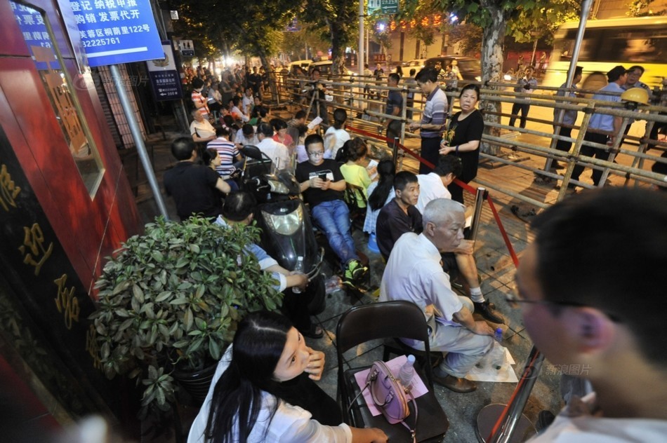 棚户区征收选房市民提前一天排队