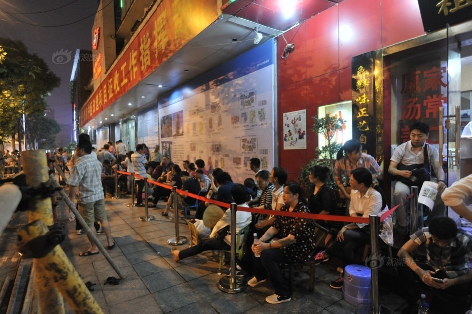 棚户区征收选房市民提前一天排队