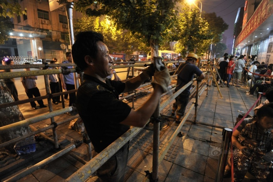 棚户区征收选房市民提前一天排队