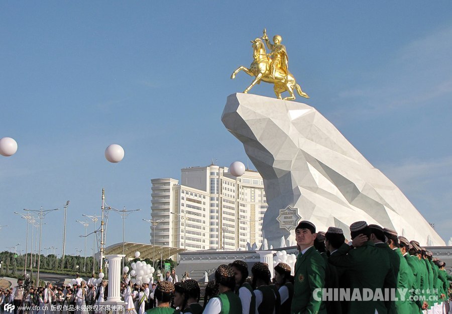 响应民众号召 土库曼斯坦为现任总统树金像