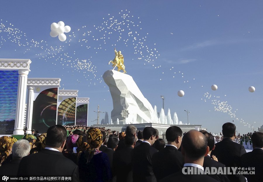 响应民众号召 土库曼斯坦为现任总统树金像