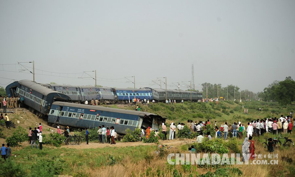 印度一辆特快列车脱轨致两人丧生